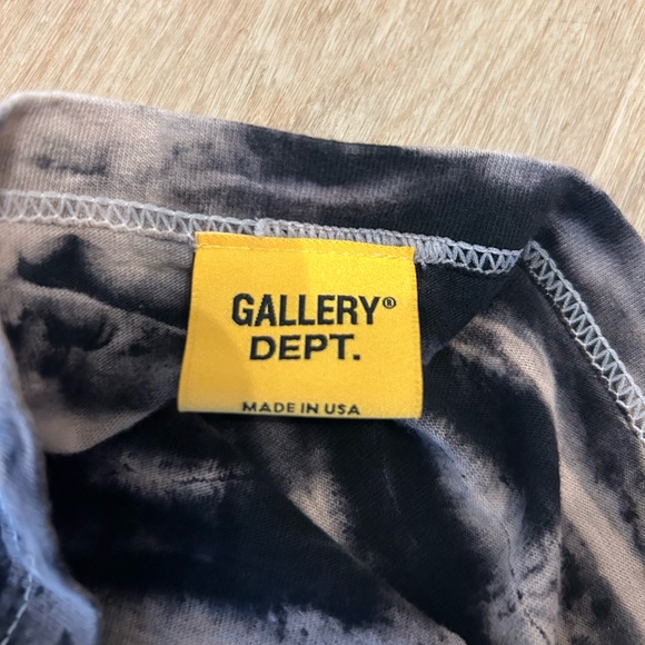 Gallery Dept. Size L Tee - Picture 5 of 6